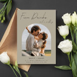 Funny Free Drink Photo Wedding Save the Date<br><div class="desc">Préparez-vous à répandre un peu de rire et d'excitation avec nos Drinks gratuits Funny Photo Wedding Enregistrer les cartes Date! Avec une touche d'humour et une touche de modernité, ces cartes sont parfaites pour les couples qui aiment ajouter un peu de plaisir à leur journée spéciale. Avec un script moderne...</div>