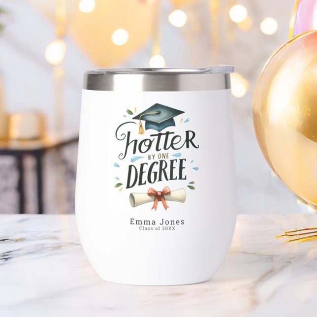 Funny Hotter by One Degree Diplôme personnalisé (Funny Hotter by One Degree Graduation Wine Tumbler, Class of 2025, College University, Trendy)