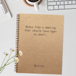 Funny Notes personnalisées Carnet de réunion du bu<br><div class="desc">Funny Personnalisé Notes Office Meeting Carnet présente le texte "Notes d'une réunion qui aurait dû être et email" avec votre nom personnalisé ci-dessous sur un arrière - plan de papier artisanal rustique neutre pour les femmes. Personnalisez en modifiant le texte dans la zone de texte fournie. Conçu pour vous par...</div>