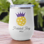 Funny Pickleball King Nom du monogramme personnali<br><div class="desc">Un vin super amusant ou un tournevis à café pour le roi du pickleball avec un pickleball avec une couronne violette et 2 lignes de texte personnalisé. Parfait comme un club ou un tournoi, cadeau pour vos amis de pickleball, un memento de voyage de pickleball, buvez de la vaisselle pour...</div>