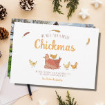 Funny Poulet de Noël Photo Carte de vacances<br><div class="desc">La carte de Noël de poulets drôles parfaite pour vos amis amateurs de poulets, cette stupide carte de jeu de poulets de Noël est super mignonne et sûr de faire rire quelqu'un. Le jeu de mots "Ayez-vous un joyeux petit chickmas" et présente de jolies poules et poussins illustrés. Téléchargez votre...</div>