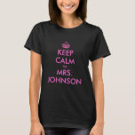 Funny Restez calme je suis Mme mariage t-shirt pou<br><div class="desc">Drôle Gardez calme je suis Mme mariage t-shirt pour femmes. Idée cadeau pour la fête des jeunes mariés. Pink Keepcalm texte personnalisable.</div>