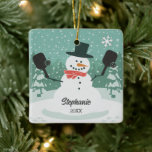 Funny Snowman Custom Pickleball Ornement de Noël<br><div class="desc">Un ornement de Noël de pickleball super fun avec un Snowman tenant un pickleball pagaie votre texte personnalisé. Faites un cadeau de vacances parfait pour votre partenaire de pickleball,  entraîneur,  coordinateur d'équipe ou toute personne qui aime ce sport génial.</div>