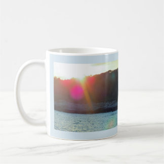 Fusée de Sun sur la tasse de l'eau avec la prière