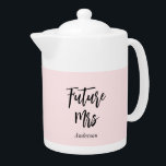 Futur de la mariée Mme Blush Pink Teapot<br><div class="desc">Futur de mariée Mme Blush Pot de thé rose avec texte Futur Mme Plus de produits avec ce design sont dans la collection ci-dessous</div>