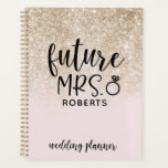 Futur Mme Mariage Blush Parties scintillant rose e<br><div class="desc">Restez organisé avec votre planification mariage avec ce planificateur personnalisé qui vous donnera votre nom de famille.</div>