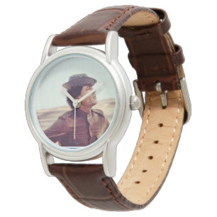 Gaddafi montre à l'aide d'une bouteille d'eau et