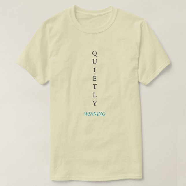 Gagner silencieusement – T-Shirt à typographie min (Design devant)