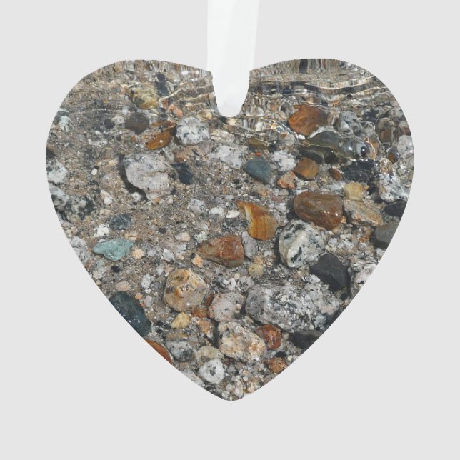 Galets de granit dans le lac Tenaya à Yosemite (dos)