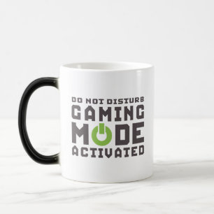 Gamers activés par mode de jeu et tasse drôle de