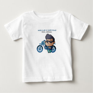 Garçon avec lunettes de soleil et T-shirt moto