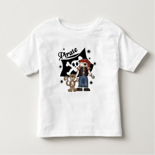 Garçon de pirate avec des T-shirts et des cadeaux