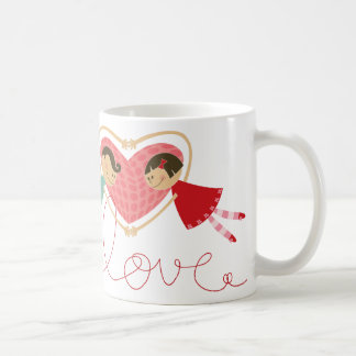 Garçon et fille de bande dessinée dans la tasse de