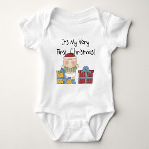Garçon et présente 1er T-shirts et cadeaux de Noël