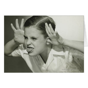 Garçon faisant le visage