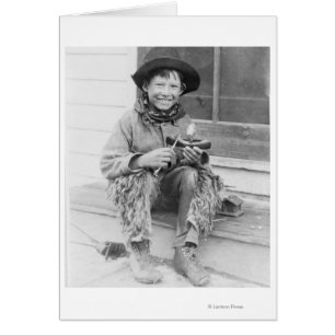 Garçon habillé en cowboy avec jouets