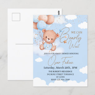 Garçon portant baby shower invitation Carte postal
