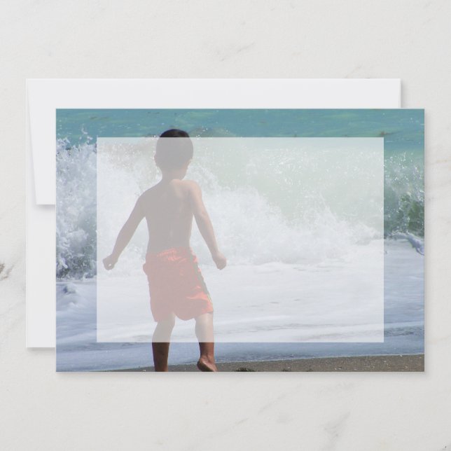 garçon sur la plage jouant dans l'eau (Devant)