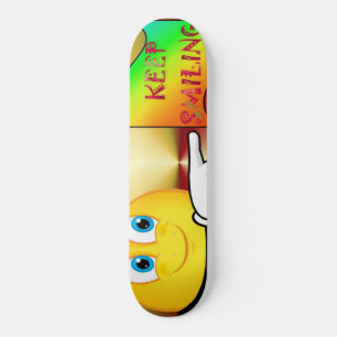 Garder le skateboard souriant