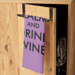 Gardez calme et boire du vin drôle de serviette de<br><div class="desc">Restez calme et buvez du vin amusant cadeau de serviette de cuisine. Design couleur personnalisé avec typographie moderne et logo couronne. Faites votre propre mème humoristique. Amusant pour la maison,  le bureau ou le travail. Exemple violet et noir. Parfait pour les amateurs de vin !</div>