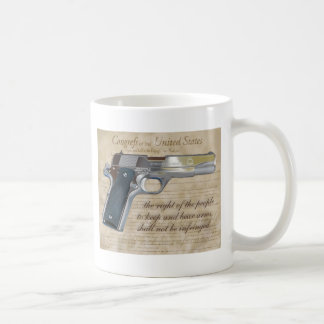 Gardez et soutenez la tasse de bras
