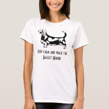 Gardez le calme et marchez le T-shirt de Basset
