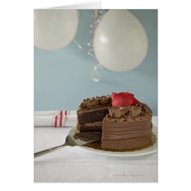 Gâteau au chocolat avec tranche manquante sur la t (Devant)