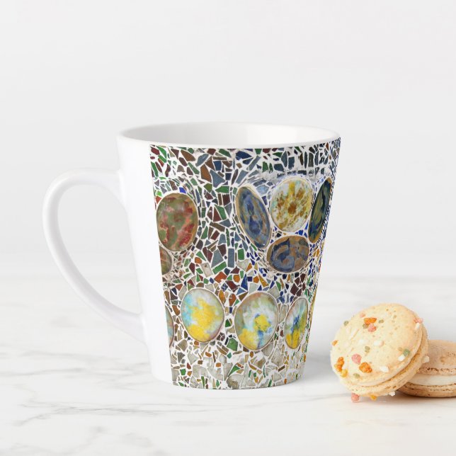 Gaudi Mosaic Latte Mug (En situation)