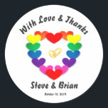 Gay Lesbian Custom Wedding Favoriser Stickers Rond<br><div class="desc">Coeurs de couleur arc-en-ciel   sonneries de mariage personnalisées Gay Lesbian Custom Wedding Favors. Express votre amour et merci pour la famille et les amis!</div>