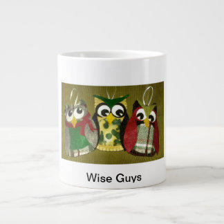 Géante Le hibou de types sages ornemente la tasse de café