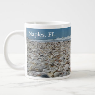 Géante Naples, coquillages de FL sur la tasse de plage