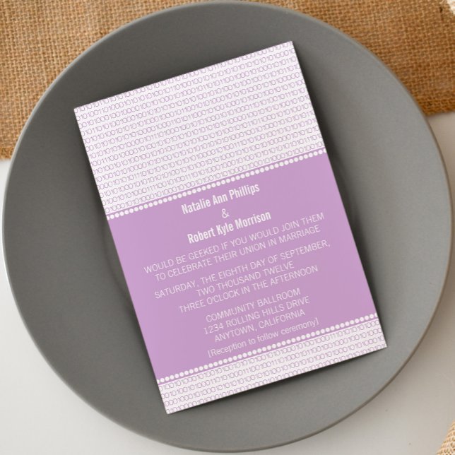 Geek Chic Code binaire Faire-part de mariage, Viol (Purple Geek Chic Binary Code Wedding Invitation)