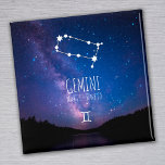 Gemini | Magnet de constellation zodiaque personna<br><div class="desc">Notre aimant Gemini signe de naissance est parfait pour toute personne inspirée par l'astrologie et le mysticisme de l'âge nouveau. Avec un beau ciel étoilé foncé en arrière-plan, la constellation de Gemini est assise au-dessus du texte et du symbole zodiaque. Le texte de l'horoscope peut être facilement personnalisé et tous...</div>