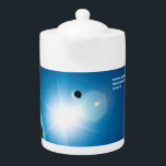 Genèse - Lumière Et Ténèbres<br><div class="desc">Image stylisée dans les tons bleus et blanc de la Terre et de la Lune rétroéclairée par le soleil. Une traduction anglaise de Genèse 1:4 qui disait "Dieu a vu que la lumière était bonne, et Dieu a divisé la lumière de l'obscurité" apparaît également en bleu et blanc éclatant.</div>