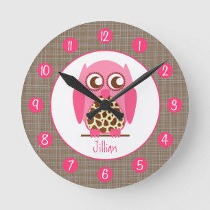Girafe et horloge personnalisée par hibou rose