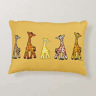 Girafes de bébé dans un coussin d'accent de rangée