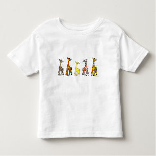 Girafes de bébé dans un T-shirt d'enfant en bas