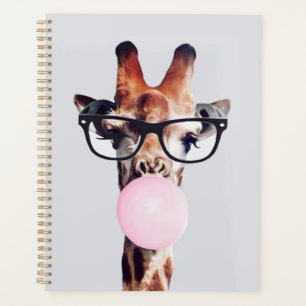 GIRAFFE PORTANT DES VERRES SOUFFRANT UN BUBBLEGUM