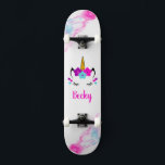 Girl Unicorn skateboard avec nom<br><div class="desc">Faites de ce skateboard Unicorn votre propre en ajoutant votre texte. Pour accéder aux outils de montage avancés, allez à "Personnaliser ce modèle" et cliquez sur "Détails", faites défiler et appuyez sur le lien "cliquer pour customiser plus loin". Idéal pour toutes les occasions comme l'anniversaire ou la Graduation, pour les...</div>