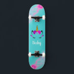 Girl Unicorn skateboard avec nom<br><div class="desc">Faites de ce skateboard Unicorn votre propre en ajoutant votre texte. Pour accéder aux outils de montage avancés, allez à "Personnaliser ce modèle" et cliquez sur "Détails", faites défiler et appuyez sur le lien "cliquer pour customiser plus loin". Idéal pour toutes les occasions comme l'anniversaire ou la Graduation, pour les...</div>