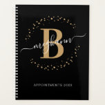 Girly Modern Black Gold Nom Script Monogramme 2024<br><div class="desc">Fille, moderne, tendance, élégant, noir et or monogramme nom initial script personnalisé monogrammed salon de beauté 2024 ou n'importe quel an planificateur. Doté d'une initiale monogramme et d'un script de nom de girly dans une police de caractères de calligraphie lettrée et d'un cadre de cercle pointillé autour de votre monogramme....</div>