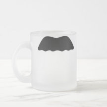 Élevez un visage de moustache de tasse de café de
