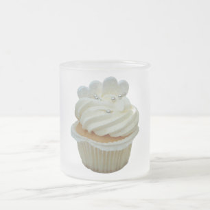 Givré Petit gâteau crème avec la tasse en verre de