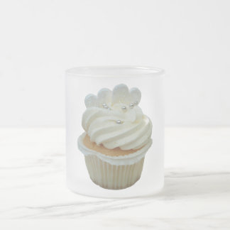 Givré Petit gâteau crème avec la tasse en verre de
