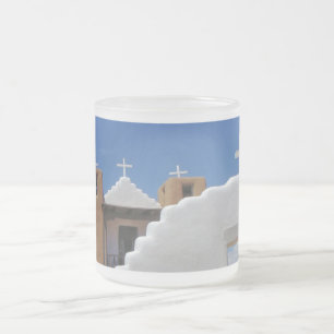 Givré Tasse de café givrée par église de pueblo de Ta