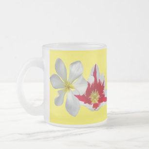 Givré Tulipes blanches rouges fermer la tasse de verre g