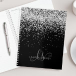 Glam Black Silver Parties scintillant Nom du monog<br><div class="desc">Glam Black Silver Parties scintillant Élégant Monogram Planner Personnalisez facilement ce design chic et branché de planneur avec une élégante parties scintillant brillante argentée sur un arrière - plan noir. Le design comprend votre monogramme manuscrit avec de jolis tourbillons et nom.</div>