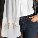 Glam gothique | Écharpe | Monogramme or | Blanc<br><div class="desc">La touche finale à votre Seigneur du Manoir,  vampire Dracula,  costume de punk vapeur Jeckyll & Hyde / cosplay. Personnalisez avec votre monogramme/initial. Rendez vos selfies inoubliables !</div>
