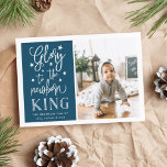 Gloire Lettrée À La Main | Carte photo de Noël<br><div class="desc">Le carte photo de vacances à base de typographie moderne présente votre photo préférée avec "Gloire au nouveau-né roi" à côté en blanc lettré style typographie. Personnalisez avec votre nom de famille, vos noms individuels et/ou votre message de Noël personnalisé. Les cartes sont retournées à un motif de neige blanche...</div>