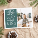 Gloire Lettrée À La Main | Carte photo de Noël<br><div class="desc">Le carte photo de vacances à base de typographie moderne présente votre photo préférée avec "Gloire au nouveau-né roi" à côté en blanc lettré style typographie. Personnalisez avec votre nom de famille, vos noms individuels et/ou votre message de Noël personnalisé. Les cartes sont retournées à un motif de neige blanche...</div>